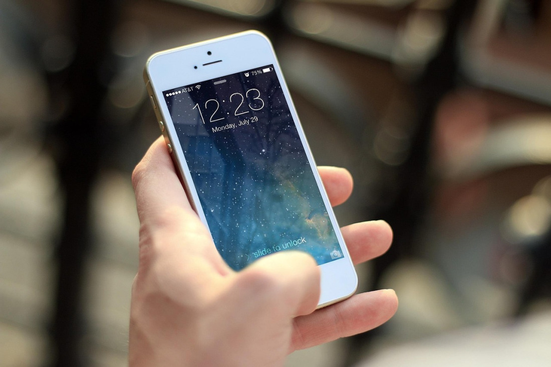 Betting on mobile football from a smartphone